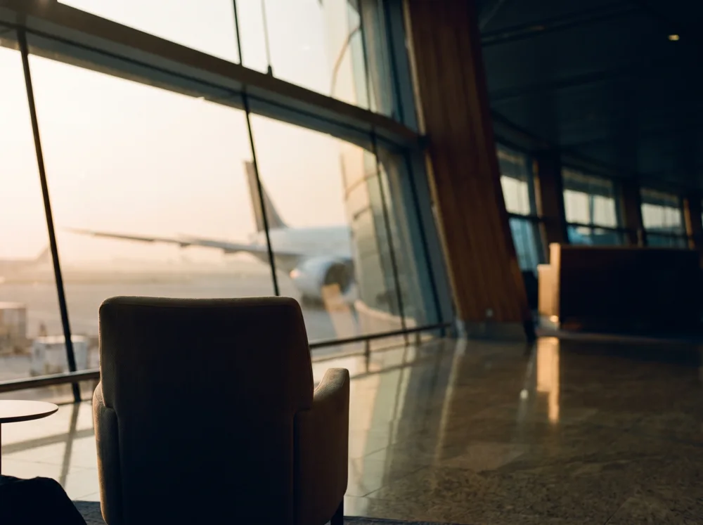 Ruhige Abflug-Lounge im Morgenlicht mit Blick auf das Vorfeld